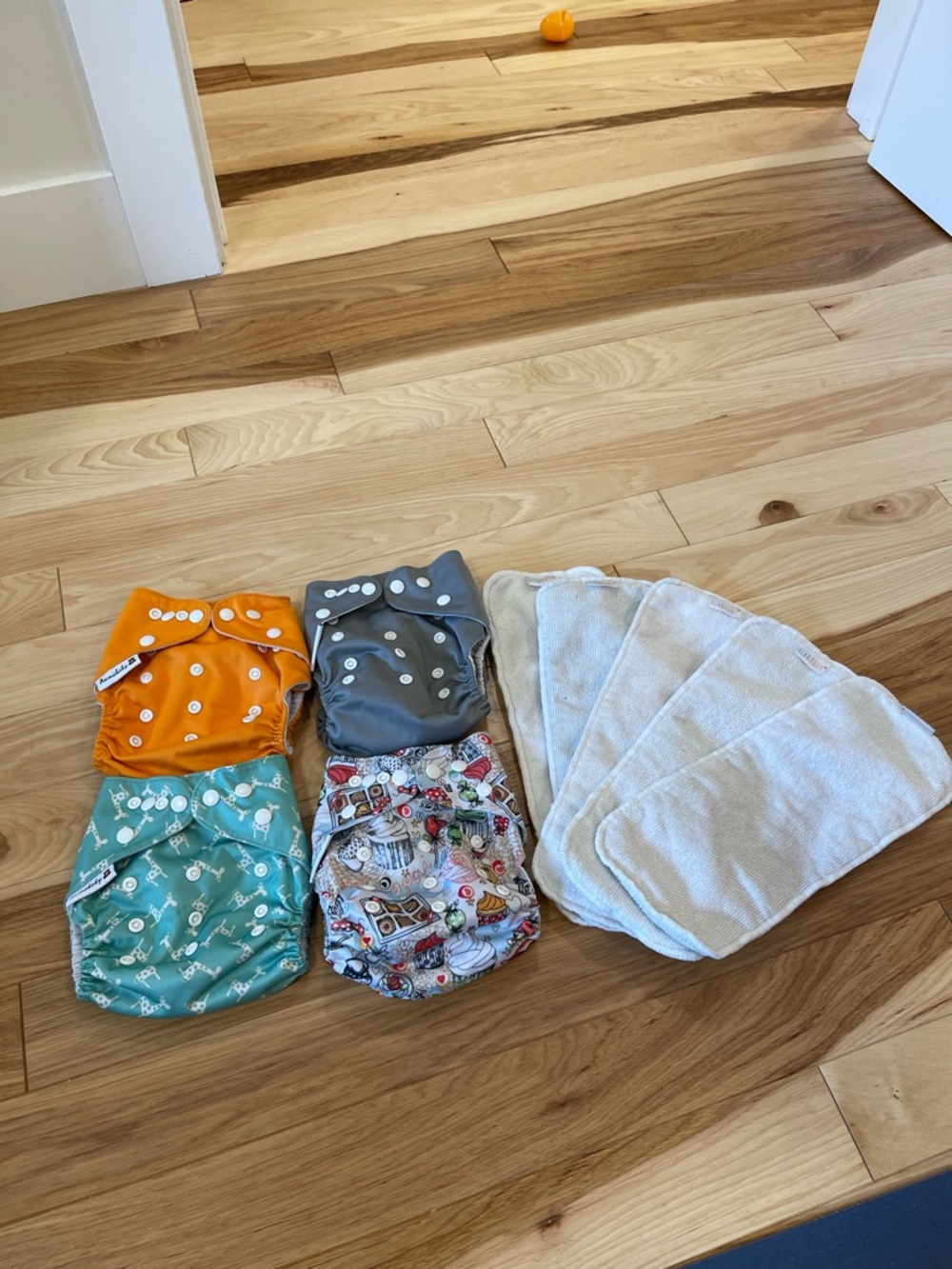 4 AnmaBaby reusable cloth diapers with 5 AlvaBaby inserts